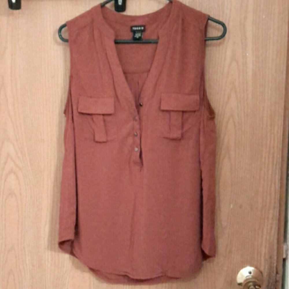 Sleeveless shirt